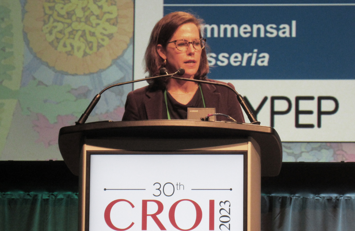 Professor Annie Luetkemeyer presenting at CROI 2023